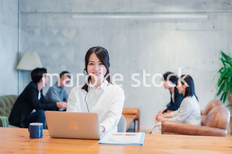 リモート会議に参加する若いビジネスウーマン