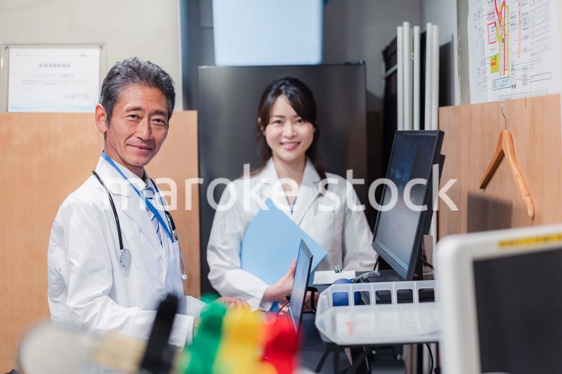 ナースステーションで打ち合わせをする医療従事者たち