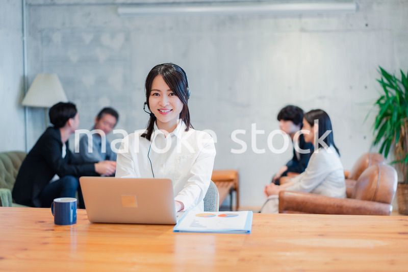 リモート会議に参加する若いビジネスウーマン