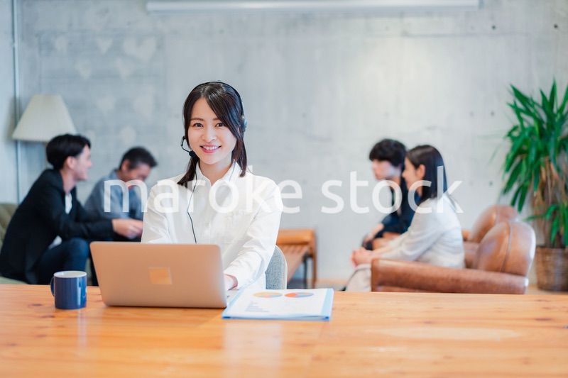 リモート会議に参加する若いビジネスウーマン