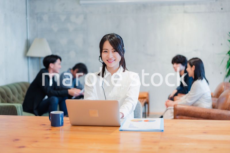 リモート会議に参加する若いビジネスウーマン