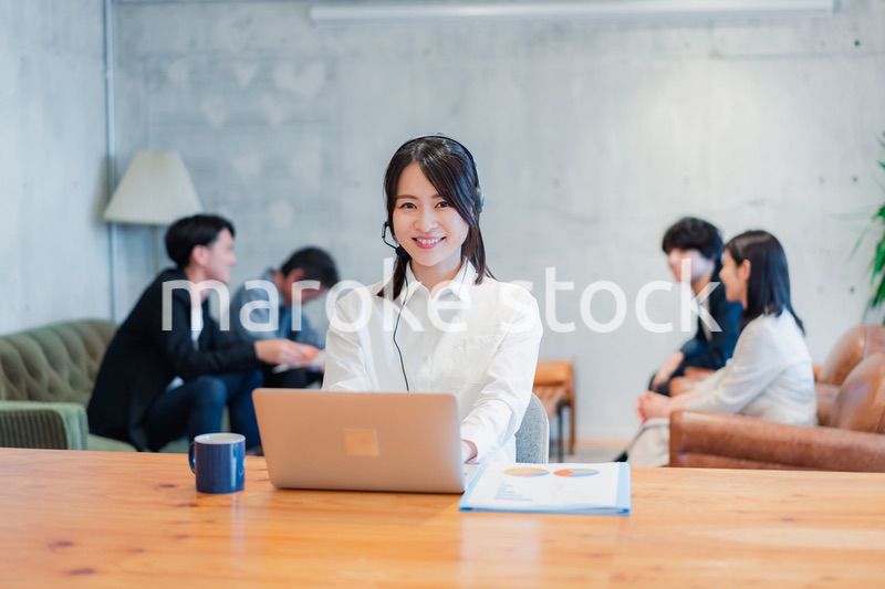 リモート会議に参加する若いビジネスウーマン