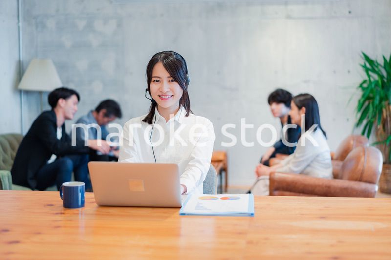 リモート会議に参加する若いビジネスウーマン