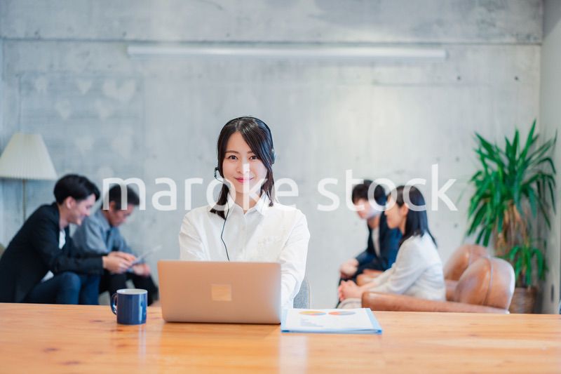 リモート会議に参加する若いビジネスウーマン