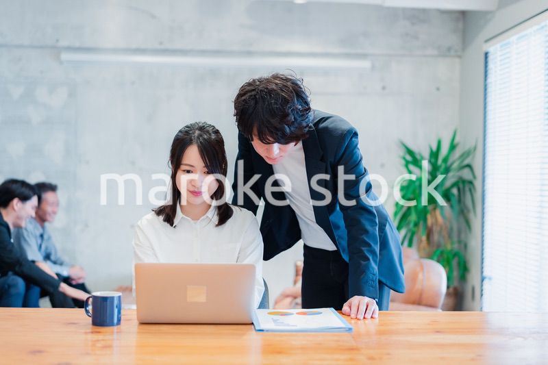 上司の指導を受ける若いビジネスウーマン