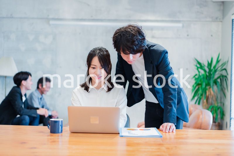 上司の指導を受ける若いビジネスウーマン