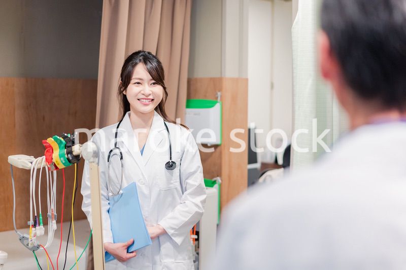 病院で働く研修医とチューター