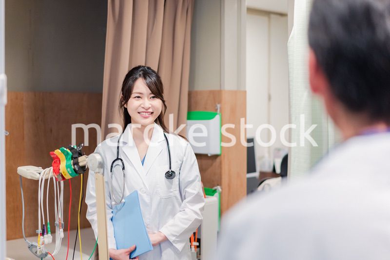 病院で働く研修医とチューター