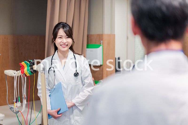 病院で働く研修医とチューター