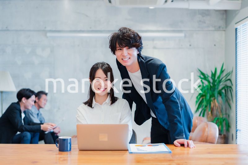 上司の指導を受ける若いビジネスウーマン