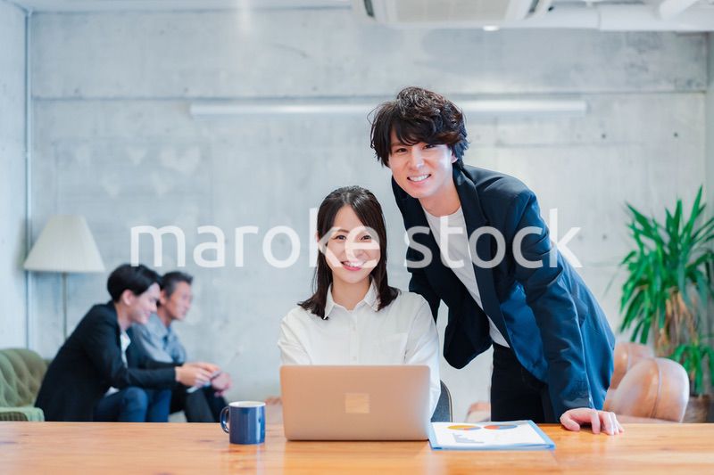 上司の指導を受ける若いビジネスウーマン