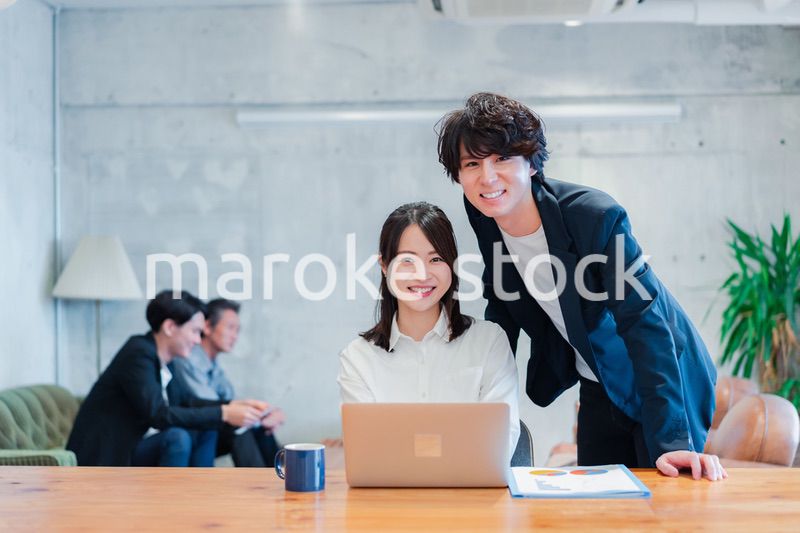 上司の指導を受ける若いビジネスウーマン