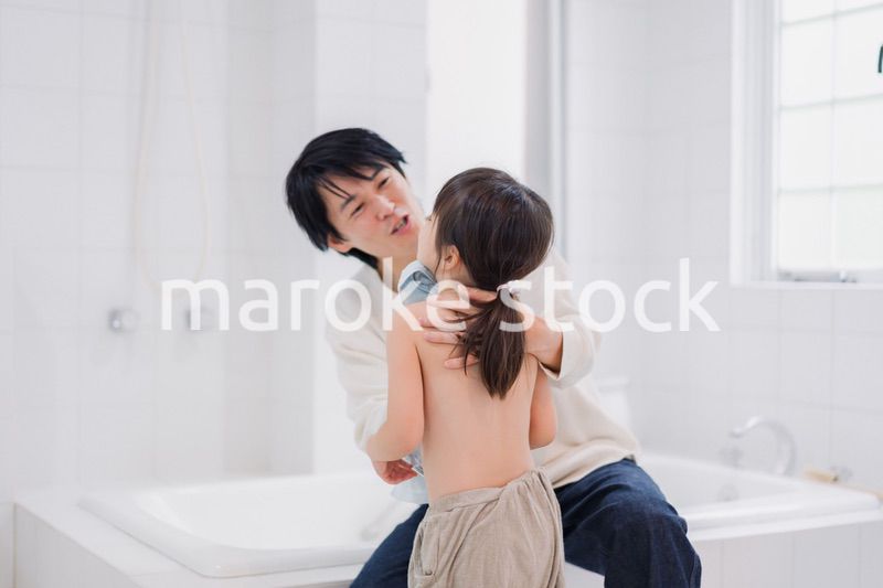 お風呂で娘の体を拭くお父さん