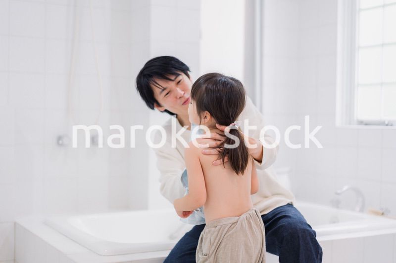 お風呂で娘の体を拭くお父さん