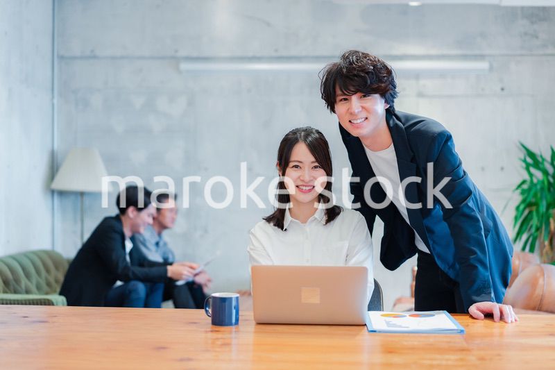 上司の指導を受ける若いビジネスウーマン