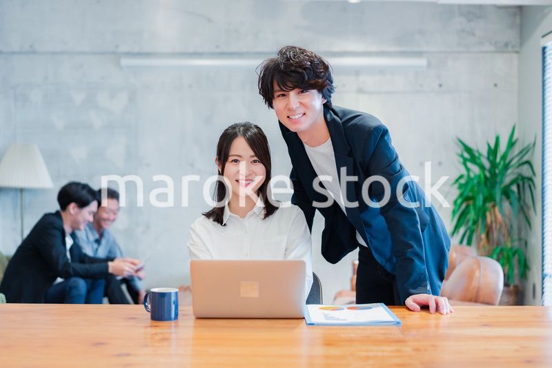 上司の指導を受ける若いビジネスウーマン