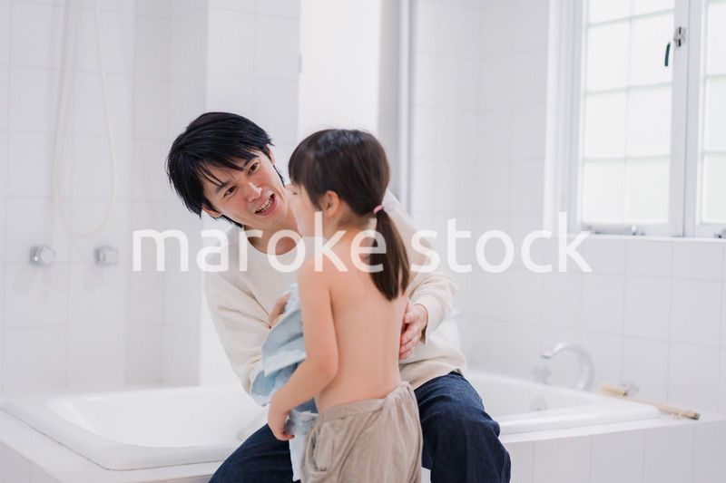 お風呂で娘の体を拭くお父さん