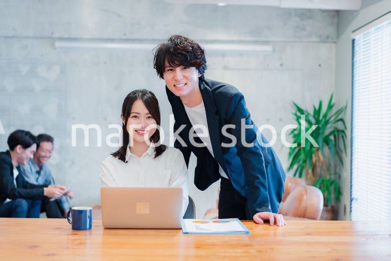 上司の指導を受ける若いビジネスウーマン