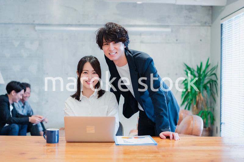 上司の指導を受ける若いビジネスウーマン