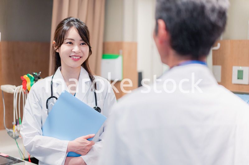 病院で働く研修医とチューター