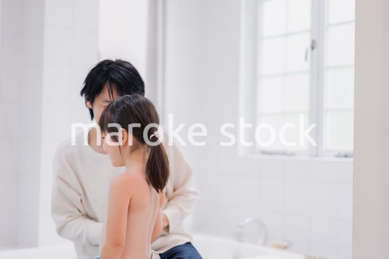 お風呂で娘の体を拭くお父さん