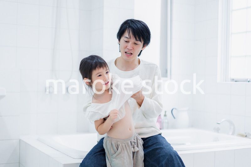 パパと一緒にお着替えをする小さな女の子