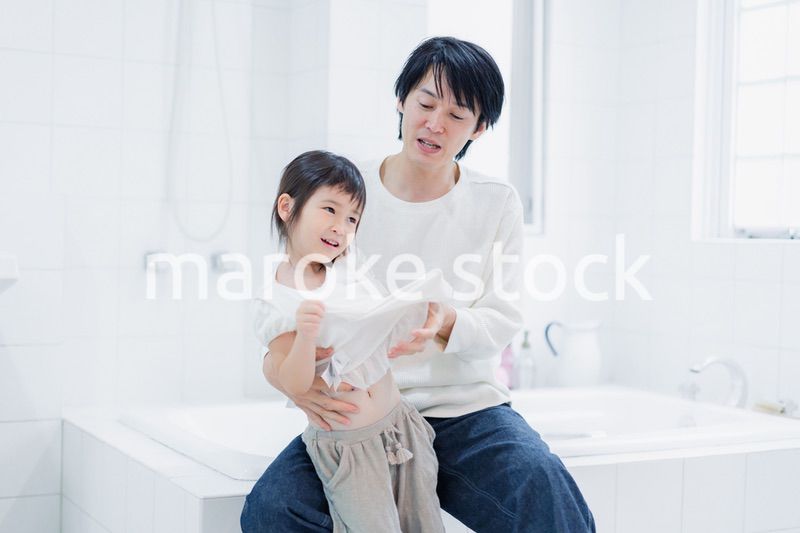 パパと一緒にお着替えをする小さな女の子