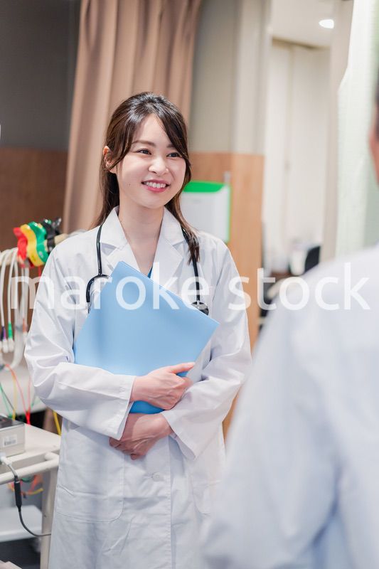 病院で働く研修医とチューター