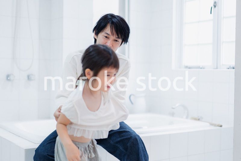 パパと一緒にお着替えをする小さな女の子