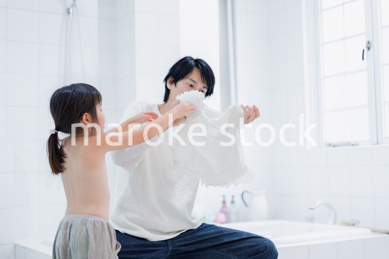 パパと一緒にお着替えをする小さな女の子