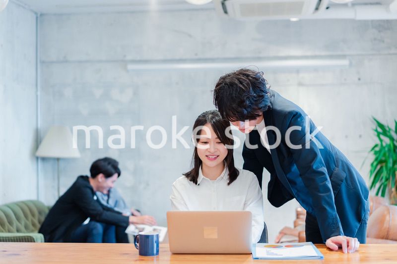 上司の指導を受ける若いビジネスウーマン