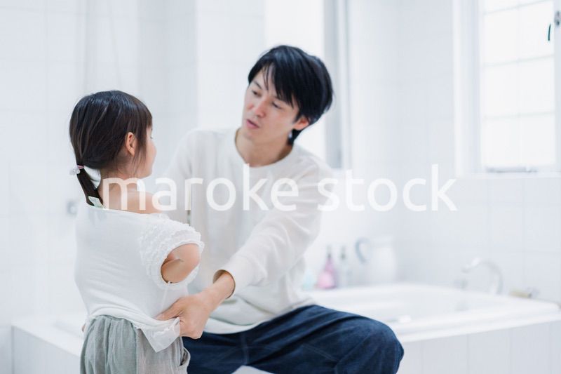 パパと一緒にお着替えをする小さな女の子