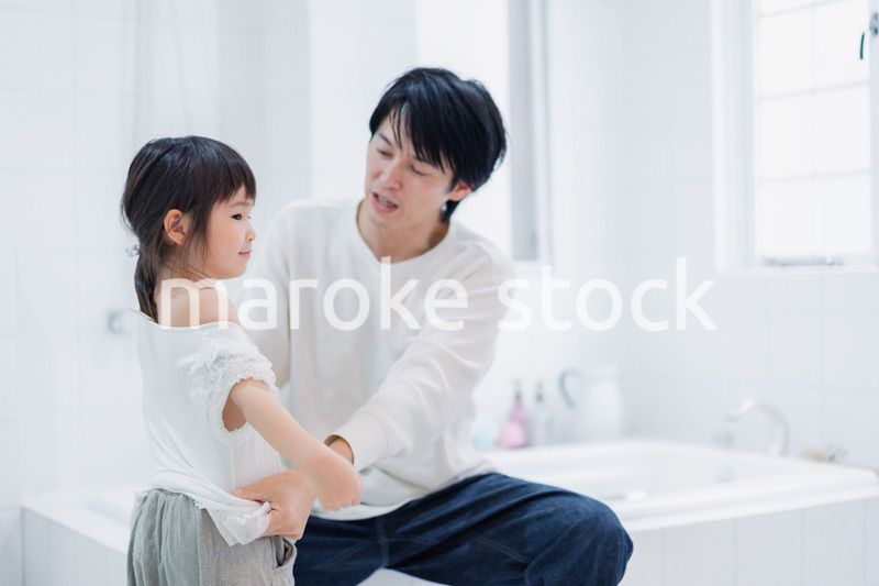 パパと一緒にお着替えをする小さな女の子