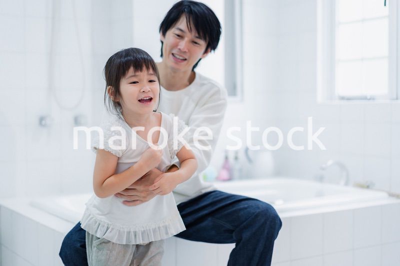 パパと一緒にお着替えをする小さな女の子