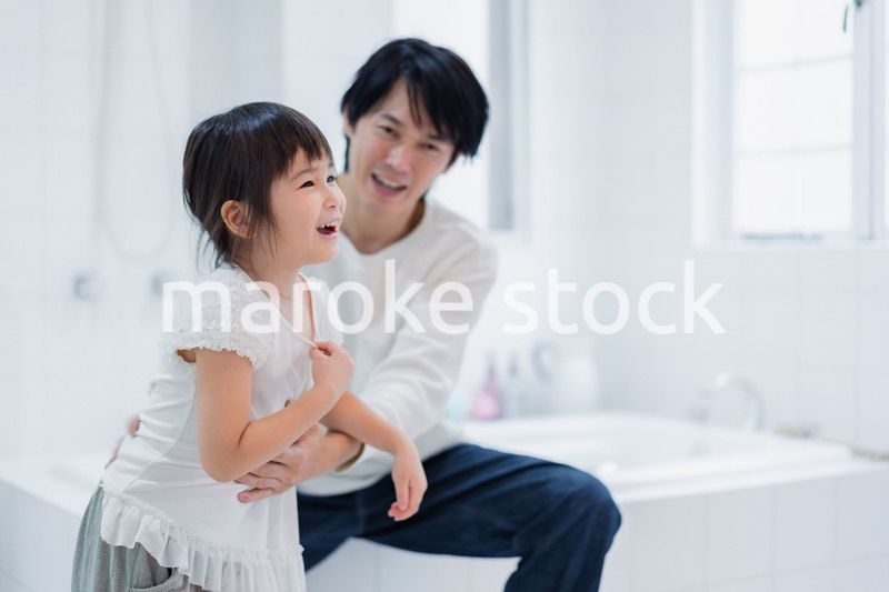 パパと一緒にお着替えをする小さな女の子