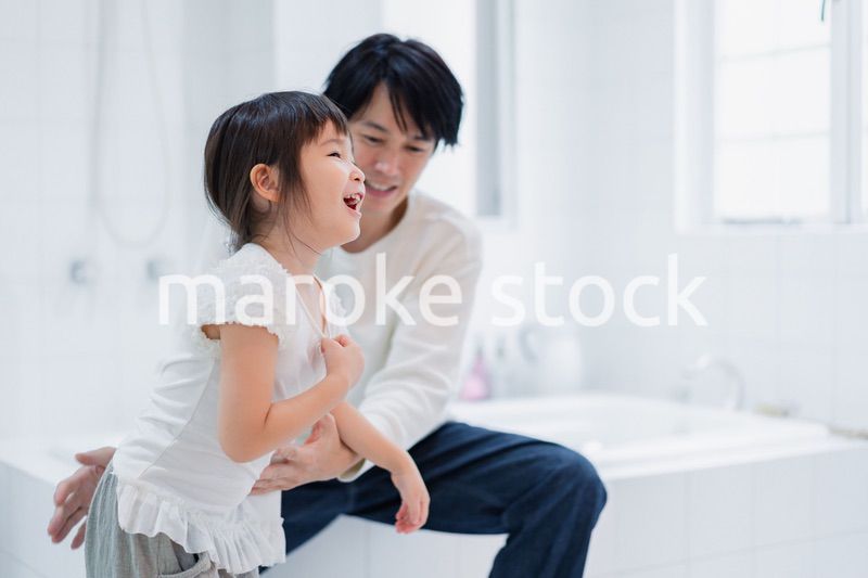 パパと一緒にお着替えをする小さな女の子