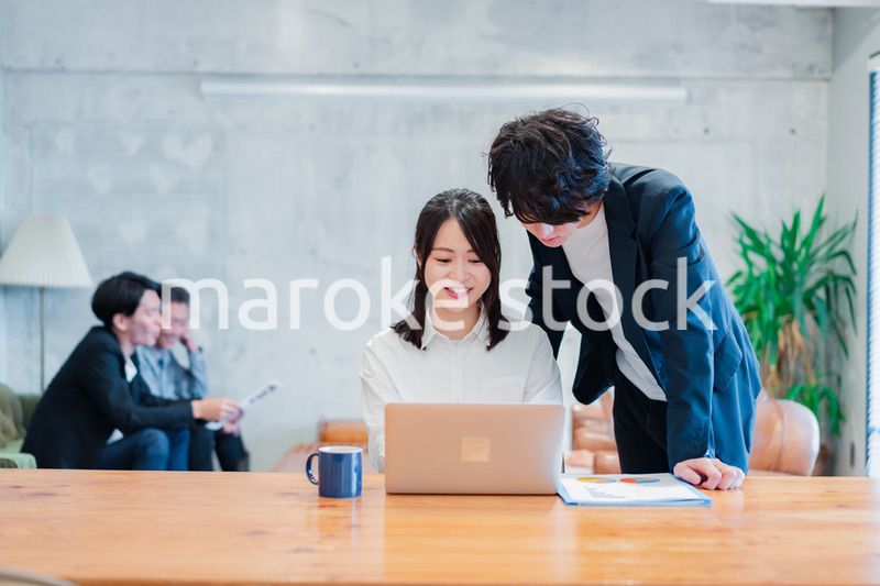 上司の指導を受ける若いビジネスウーマン