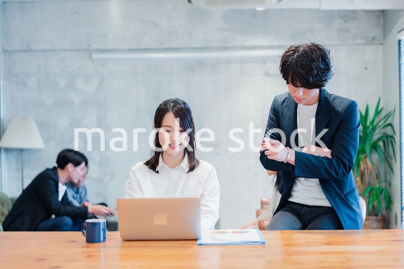 上司の指導を受ける若いビジネスウーマン