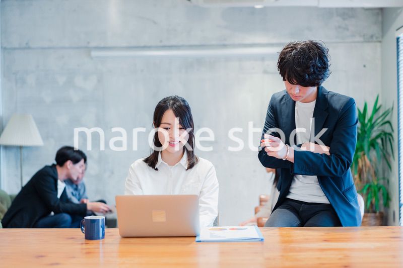 上司の指導を受ける若いビジネスウーマン