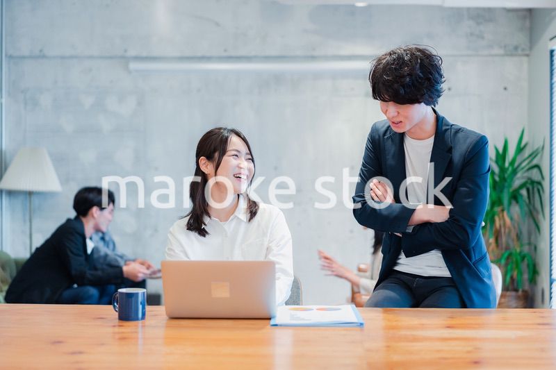 上司の指導を受ける若いビジネスウーマン