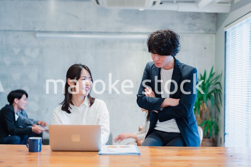 上司の指導を受ける若いビジネスウーマン