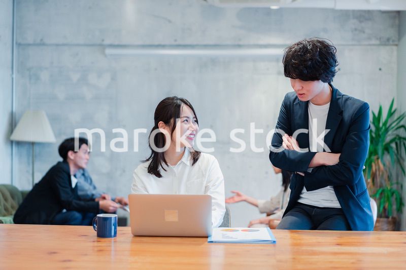 上司の指導を受ける若いビジネスウーマン