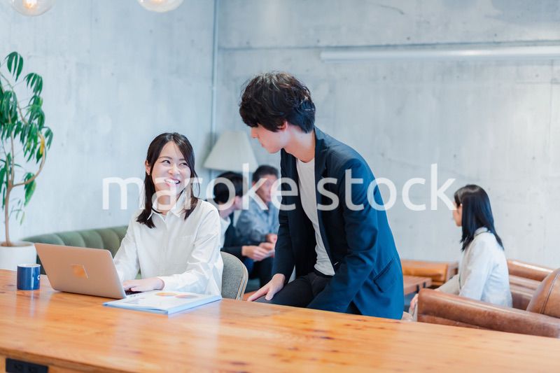 上司の指導を受ける若いビジネスウーマン