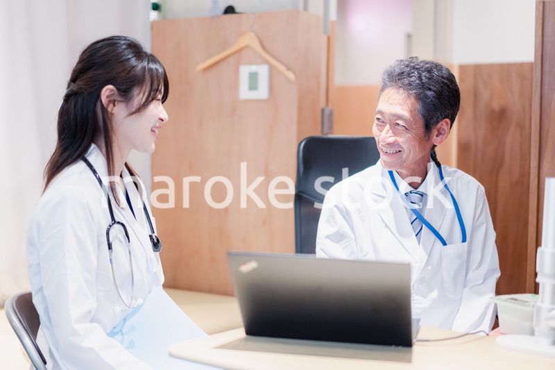 診察室でブリーフィングをする2人のドクター