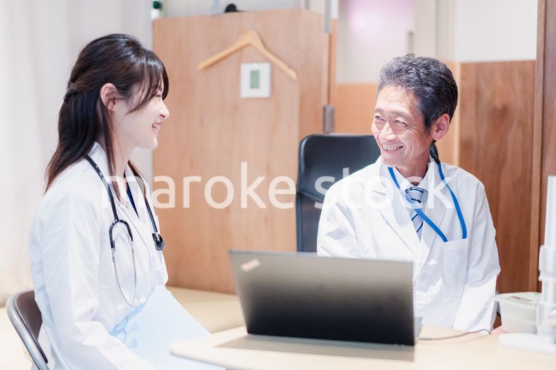 診察室でブリーフィングをする2人のドクター