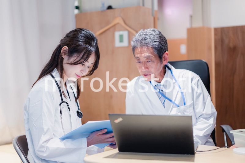 診察室でブリーフィングをする2人のドクター