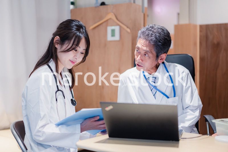 診察室でブリーフィングをする2人のドクター