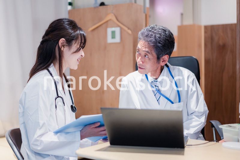 診察室でブリーフィングをする2人のドクター