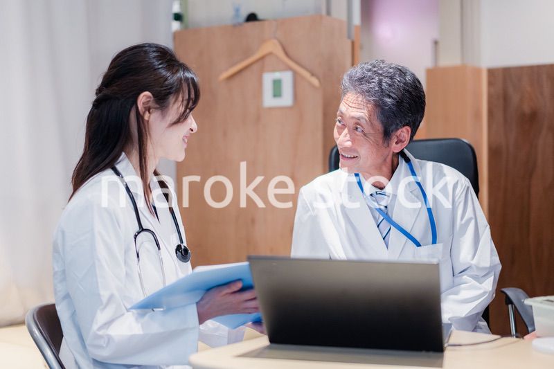 診察室でブリーフィングをする2人のドクター