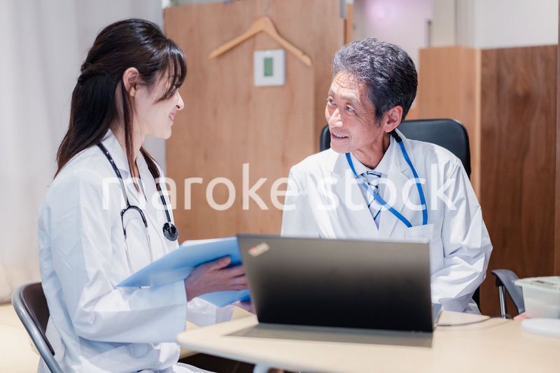 診察室でブリーフィングをする2人のドクター